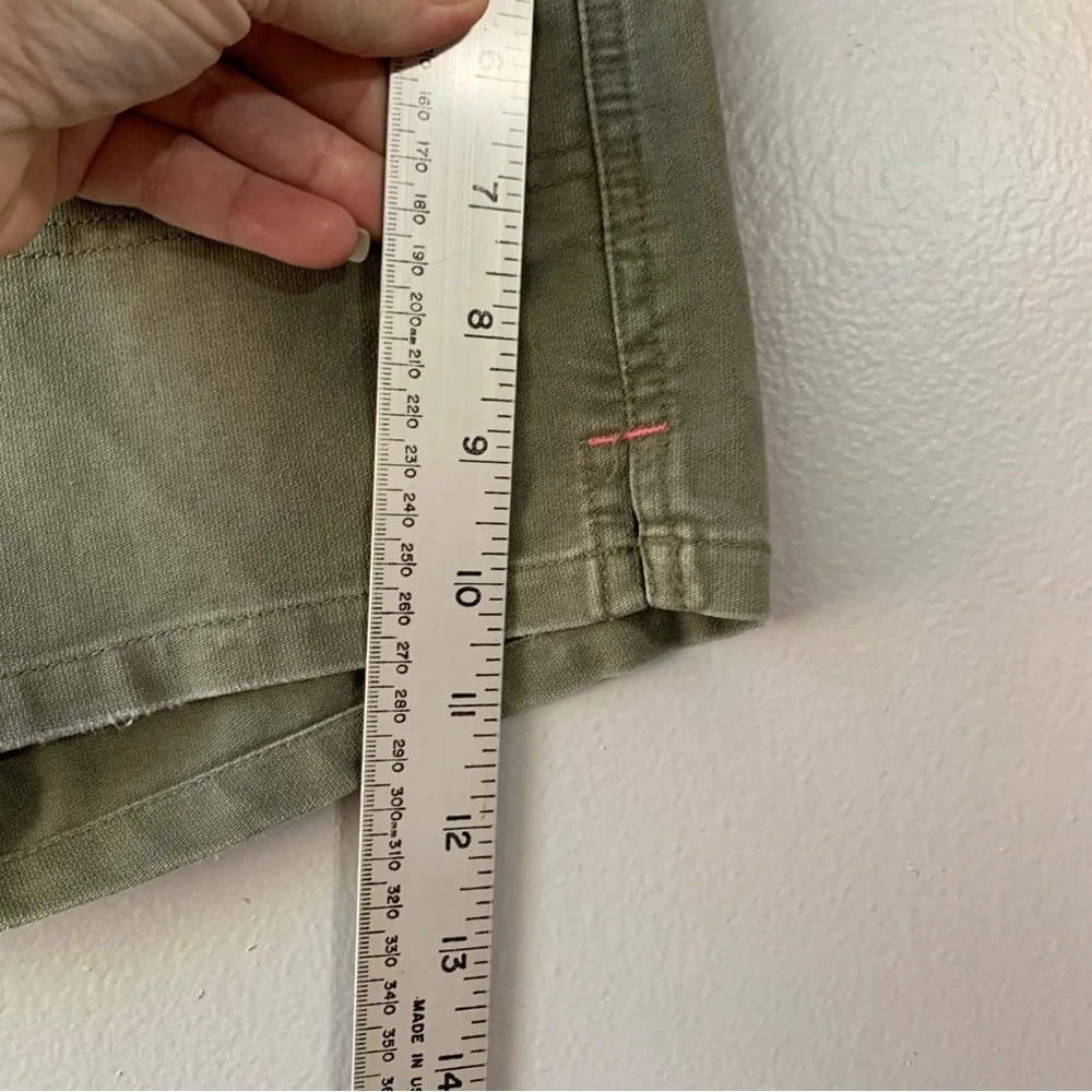 Abercrombie & Fitch cargo style khaki olive short shorts with button fly. Size 2